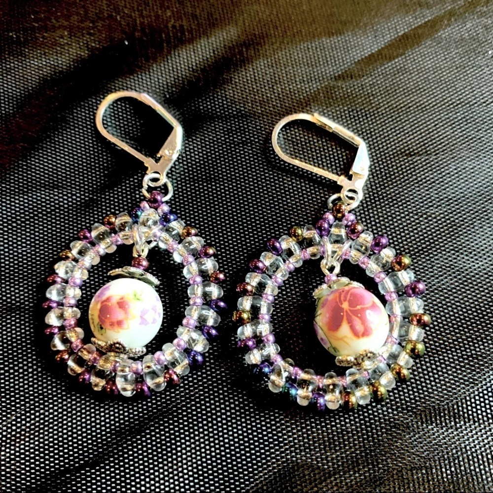 Seed bead hoop earring. Clutch back. Handmade.‎
